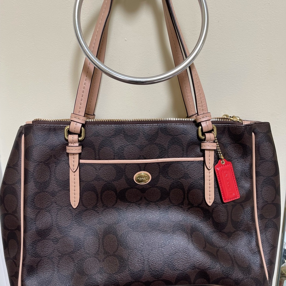 Authentic coach shoulder bag with dust bag